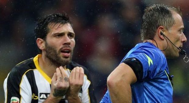 Milan-Udinese, l'arbitro Valeri nella bufera Pozzo: «Inadatto, è da allontanare» Galliani: «Serve più tecnologia nel calcio»