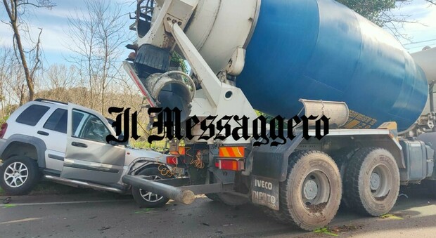 Ex carabiniere muore in un incidente: «L'auto travolta da una betoniera. Era uscito fuori strada per un malore improvviso»