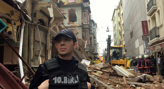 Paura a Istanbul, crolla un palazzo nella via dello shopping