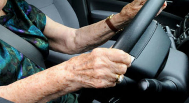 Arzilla 86enne guida l'auto: denunciata nel Napoletano