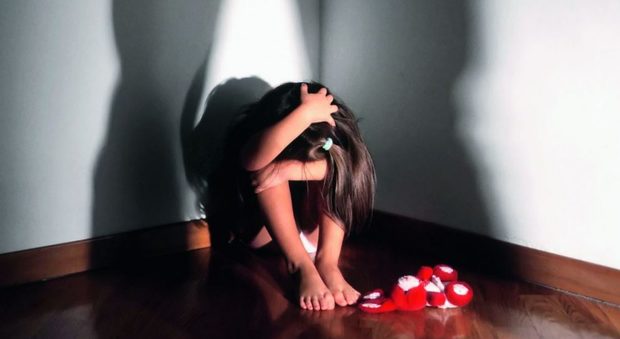 Abusi sessuali sulla figlia di 10 anni della convivente: arrestato uomo di 40 anni
