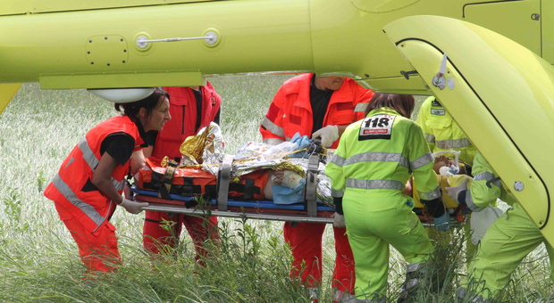 Elicottero si rovescia a 5 metri da terra e si schianta: illeso pilota 83enne