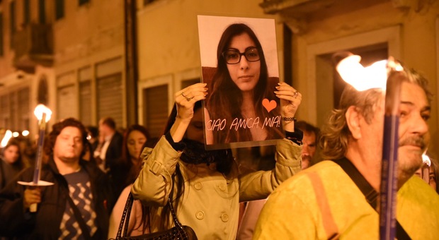 La fiaccolata in ricordo di Giulia Lazzari dopo il femminicidio
