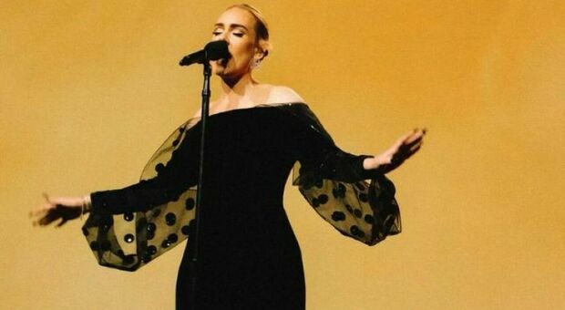 Adele, la sciatica peggiora e lei zoppica sul palco: «Mi torna a causa dello stress...»
