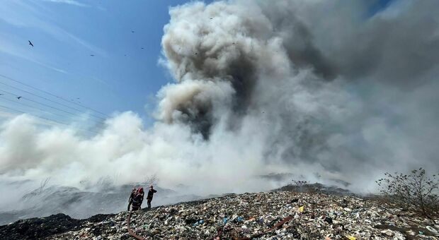 India, 600mila persone a rischio: montagna di rifiuti prende fuoco e la nube tossica invade la città di Kochi