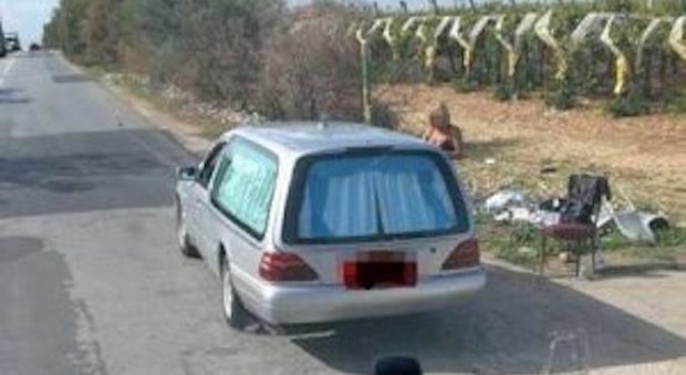 Il carro funebre accosta vicino alla prostituta, la foto scattata da un camionista diventa virale
