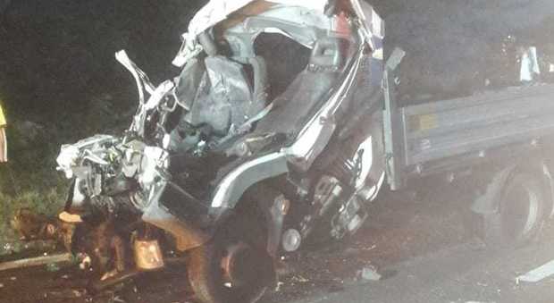 Incidente sull'Autosole: furgone contro tir, muore 32enne