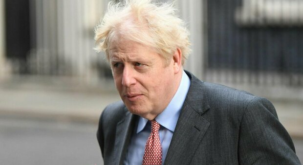 Tale padre, tale figlio: il babbo di Boris Johnson beccato senza mascherina mentre fa shopping