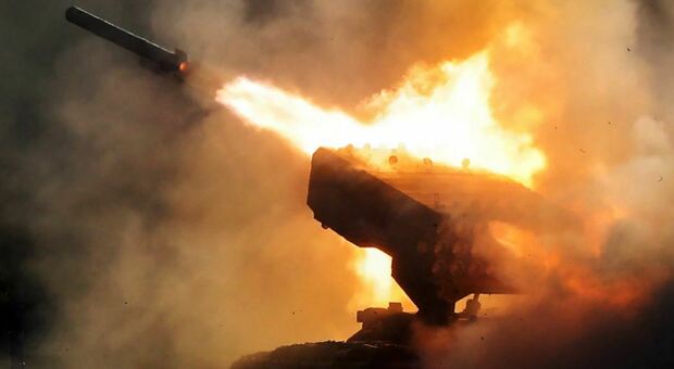 Russia attacca in Donbass con i lanciafiamme Solntsepek, il video della devastazione. Ucraina: «Ci bruciano vivi»