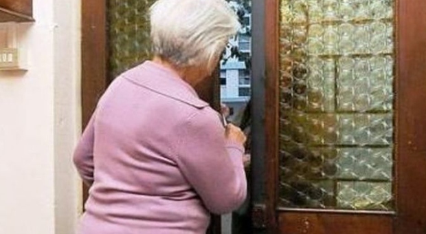 Un'anziana di Roma è stata truffata al telefono da alcuni malviventi che le hanno chiesto soldi seguendo un piano diabolico preciso