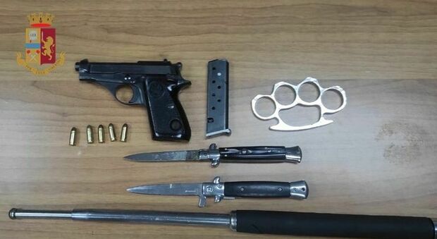 In moto armato di pistola, coltelli, sfollagente e tirapugni: arrestato 35enne