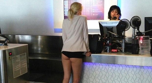 Usa, strip tease in aeroporto: si presenta al check-in in intimo. La Rete si scatena