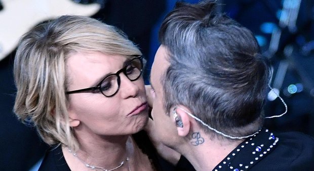 Robbie Williams bacia Maria De Filippi dopo l'esibizione