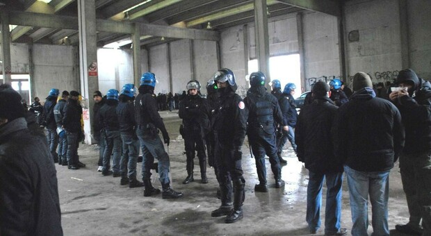 Torino, in 300 al rave party senza mascherine e distanziamento: arrivano i carabinieri
