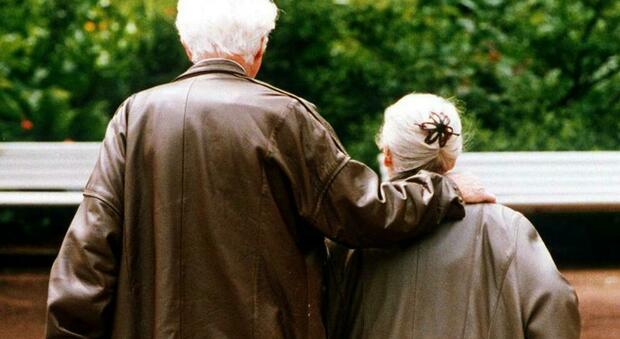 Sposati da 63 anni muoiono lo stesso giorno: lui aveva contratto il Covid, lei malata di Alzheimer