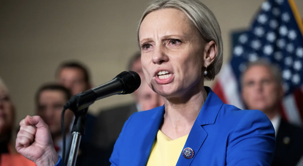 Victoria Spartz, deputata Usa (trumpiana) nata in Ucraina vota contro gli aiuti a Kiev: «Basta assegni in bianco»