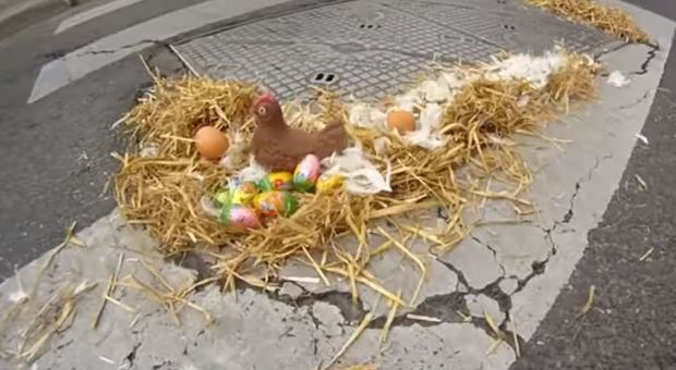 Montpellier, troppe buche sull'asfalto: i motociclisti le trasformano in nidi per galline di cioccolato