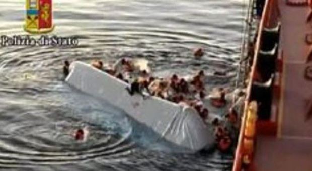 Migranti, gommone si capovolge a 40 miglia dalla Libia: 10 vittime