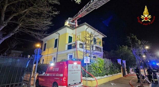 Pesaro, fiamme sul tetto: paura in una palazzina di tre piani. Operazioni fino a tarda notte