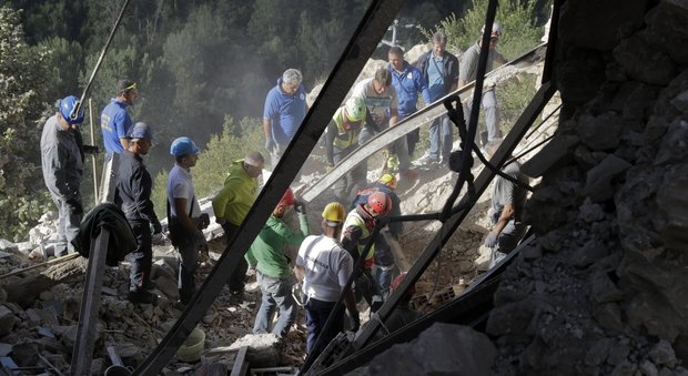 Terremoto, campanile crolla su casa ad Accumoli: sterminata una famiglia, morti due bimbi di 7 anni e sei mesi