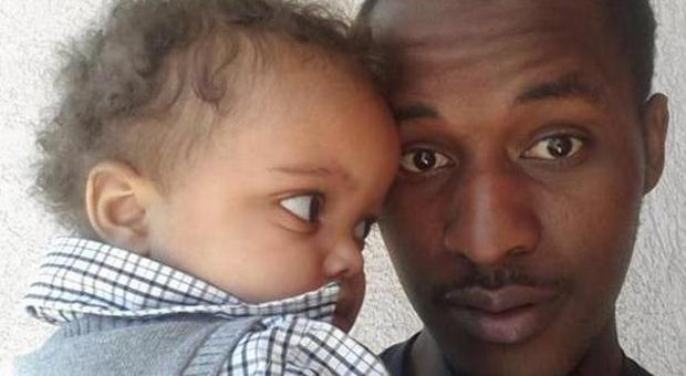 America choc: mette su fb la foto con figlia di 19 mesi e poi le spara