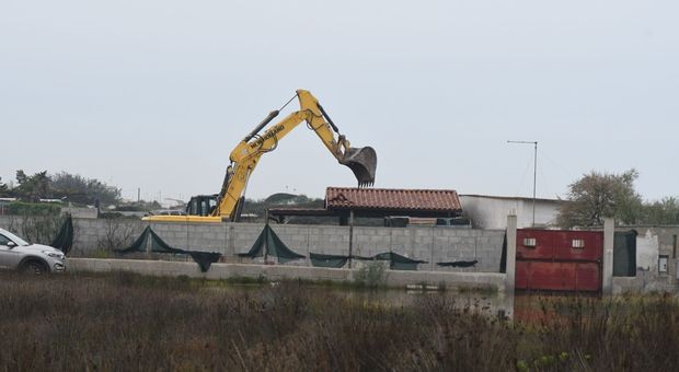 Abusivismo edilizio, piano Lecce: «Incentivi a chi abbatte da sé». Nel Cis progetto pilota da 18 milioni
