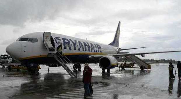 Boeing Ryanair colpito da un fulmine. Terrore ​a bordo, costretti a atterraggio d'emergenza