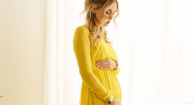 Chiara Ferragni è incinta e mostra ai follower su Instagram il suo pancino