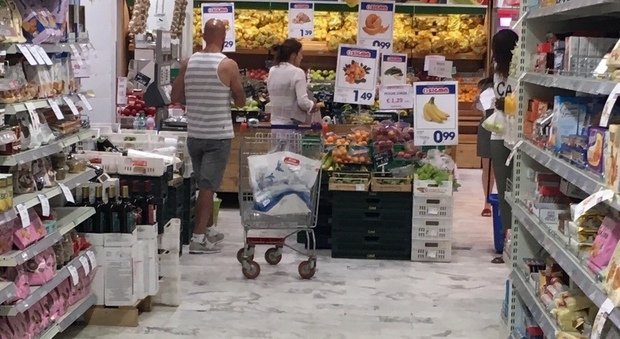 Roma, rubano 3mila euro di merce in un supermercato a Casal Palocco, arrestati 5 romeni