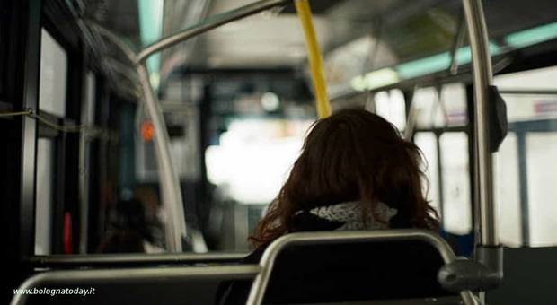 Si masturba in autobus davanti a una dodicenne: 56enne in manette