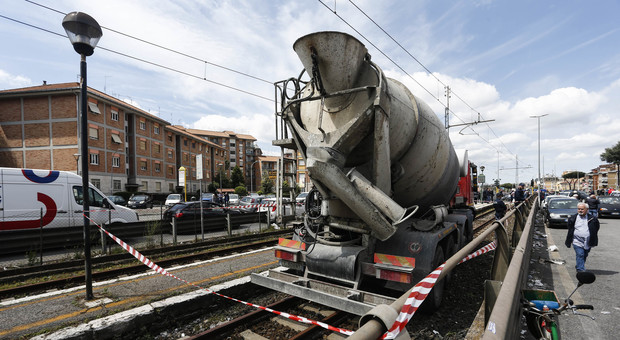 Roma, betoniera fuori controllo travolge le auto sulla Casilina: crisi epilettica alla guida, 5 feriti