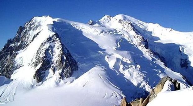 Precipitano per 800 metri: morti tre alpinisti francesi sul Monte Bianco