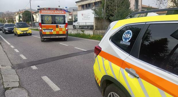 I mezzi di soccorso in via Frattalunga, a Casella d'Asolo, dove è avvenuto l'incidente