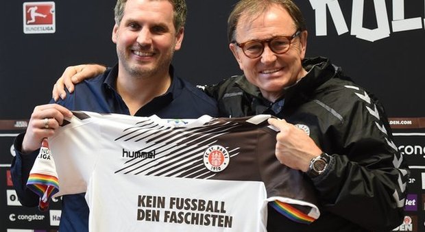 "Niente calcio per i fascisti", il St. Pauli lo scrive sulla maglia speciale