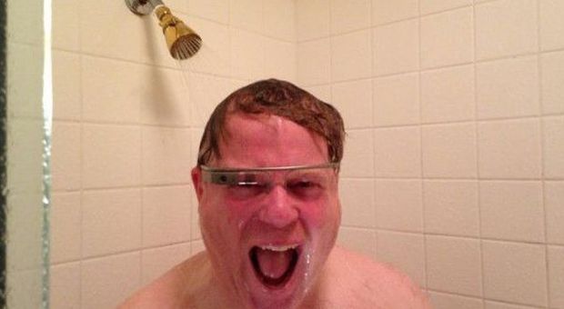 La blogstar Robert Scoble con Google Glass sotto la doccia