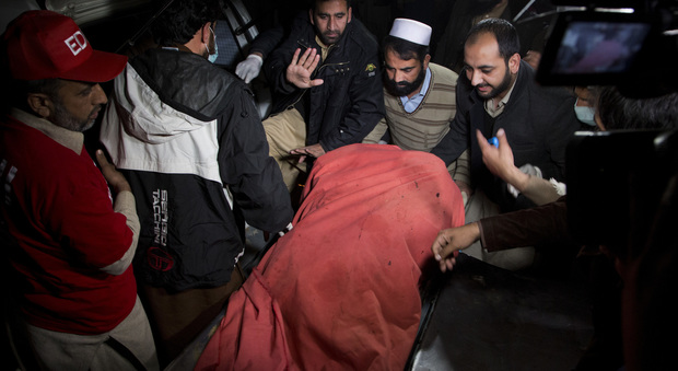 Pakistan, aereo con 40 passeggeri scompare dai radar e precipita