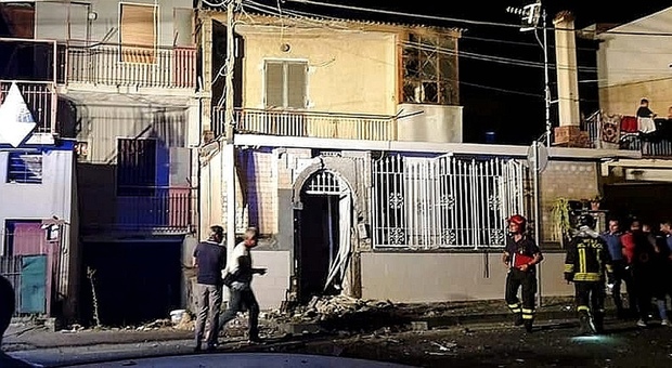 Bomba sotto casa del papà per una vendetta in famiglia, passante ferito nel Napoletano