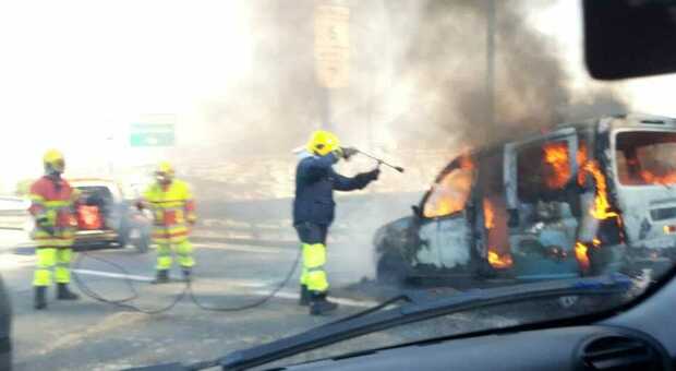 Napoli, paura in Tangenziale: auto in fiamme all'Arenella