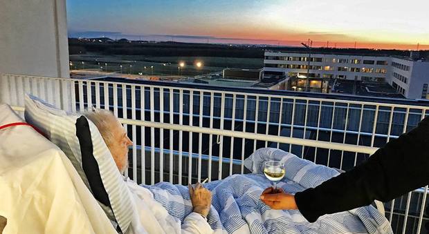 Sigaretta, vino e tramonto: lo strappo alla regola dell'ospedale per l'ultimo desiderio del paziente
