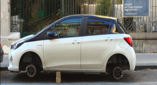 Napoli, raid in via Crispi: ladro fa razzia di copertoni delle auto in sosta
