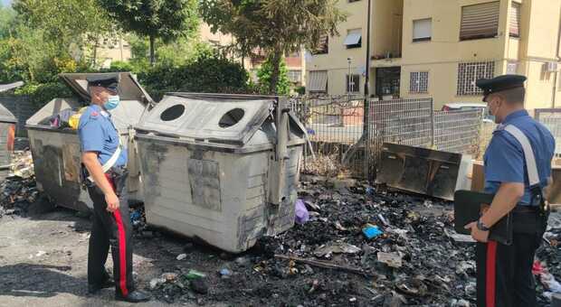 Tor Bella Monaca, a fuoco quaranta cassonetti dei rifiuti: «Probabile incendio doloso»