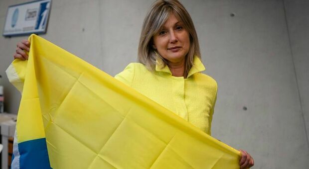 Oxana Pavlyk con la bandiera dell'Ucraina