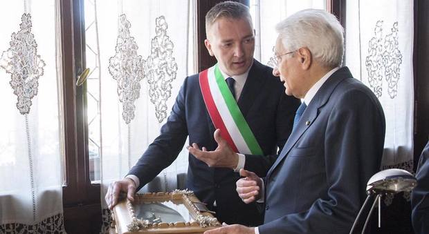 Il sindaco Roberto Rigoni Stern con il presidente Mattarella durante la sua recente visita estiva