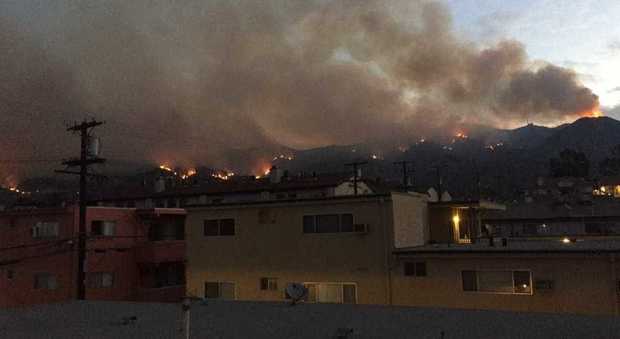 Los Angeles, evacuate 200 case per un pericoloso incendio