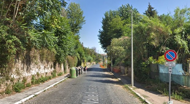 Roma, ragazzina di 13 anni cade dal nono piano di un palazzo: si sarebbe suicidata