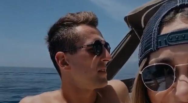 Milik si gode il Golfo di Napoli: gita in barca con Jessica per Arek