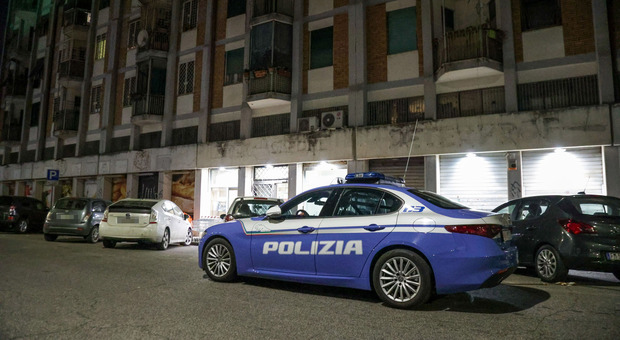 Roma, agguato al Tufello: entrano in casa e sparano, 46enne gambizzato da due sicari