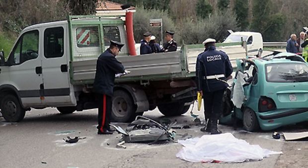 I carabinieri rilevano l'incidente stradale in cui ha perso la vita la conducente della piccola vettura