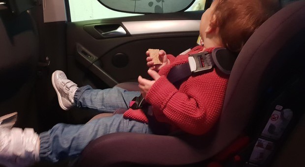 Neonato schiacciato dall'airbag, cosa prevede il codice della strada