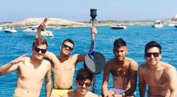 Neymar, relax a Ibiza: per il campione mare, sole, amici e... fasciatura